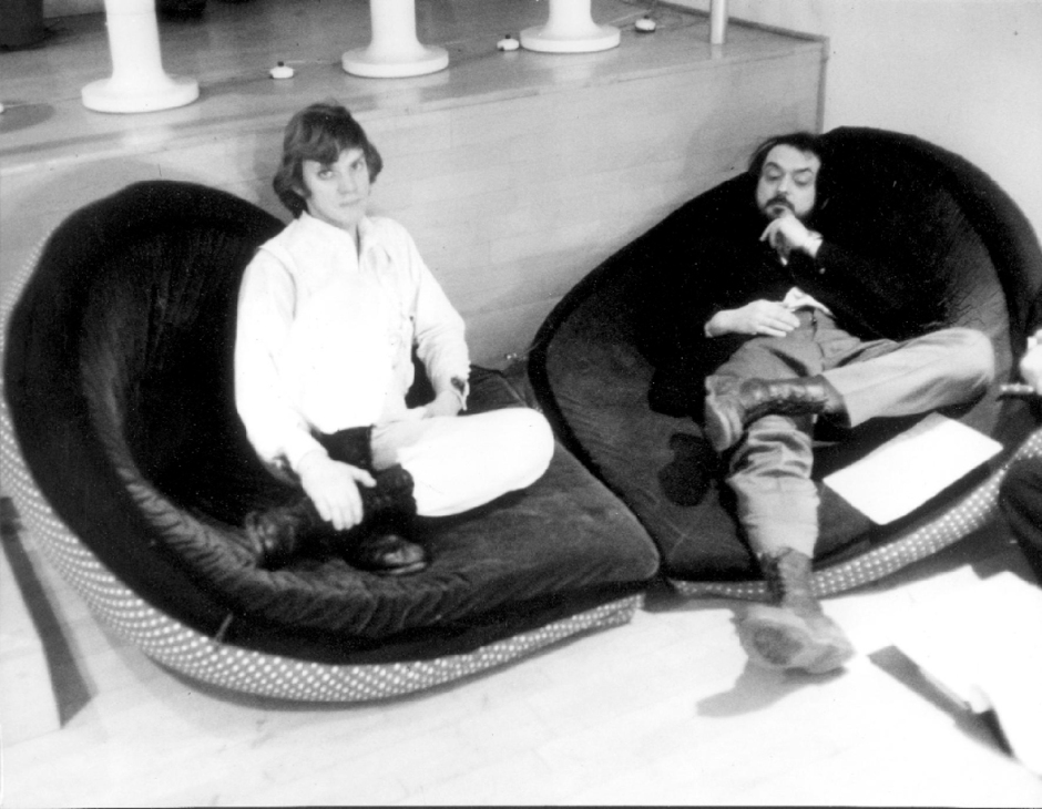 Naranja mecánica , dirigida por  Stanley Kubrick (1970 - 71, Reino Unido/Estados Unidos ). Malcolm McDowell y Stanley Kubrick en el set de la película.  © Warner Bros.  Entertainment Inc.