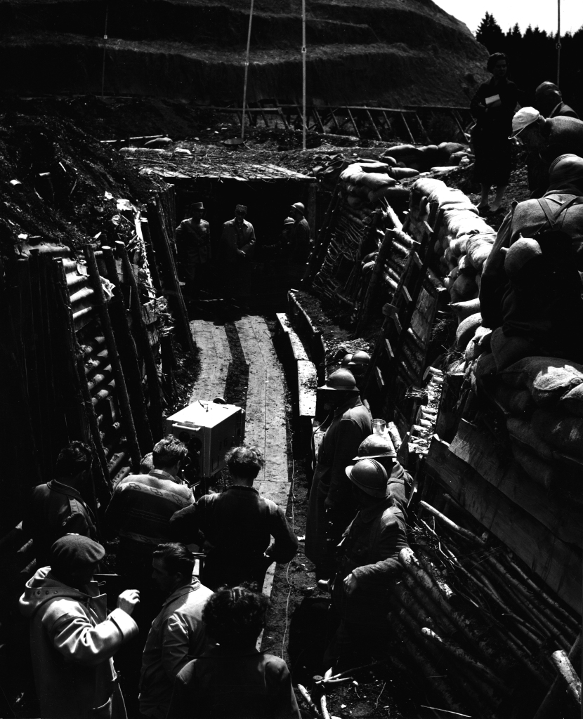 Patrulla  infernal , dirigida por Stanley Kubrick (1957, Estados Unidos).  S et de la película. ©  Metro - Goldwyn - Mayer Inc.